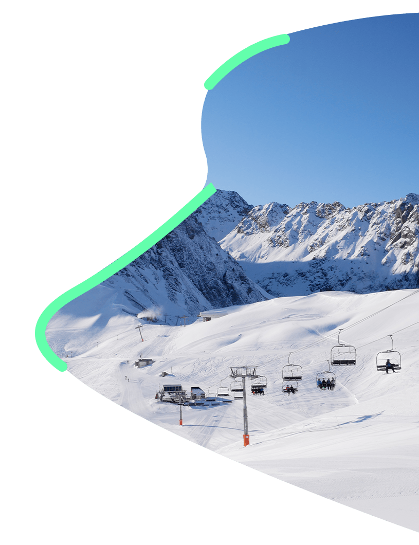 station de ski grand tourmalet eneigé avec remeontées mécaniques et montagnes en fond