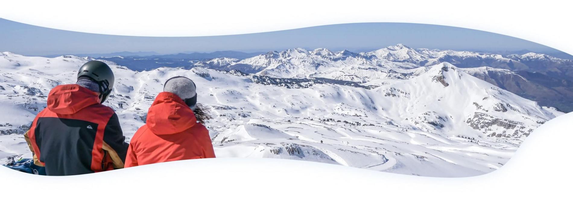 skieurs observant le paysage la pierre saint martin presentation