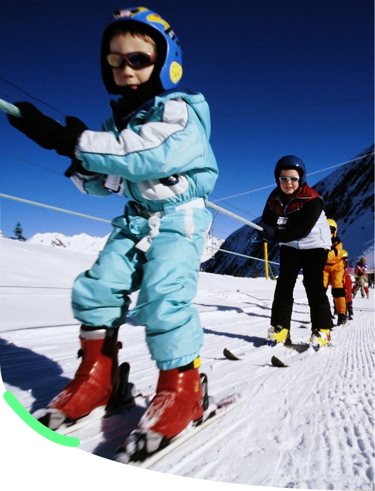 Cours à l'école de ski pour enfants