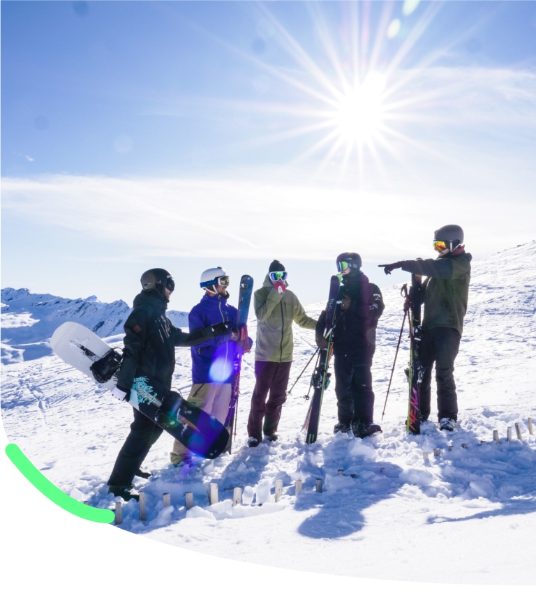 Groupe d'amis au ski dans les Pyrénées