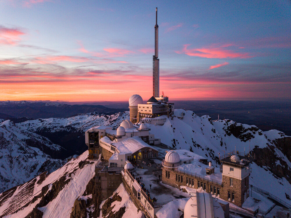 Vue panormaique sur la chaine des pyrénées avec un couhé du soleil à partir de l'observatoire du pic du midi