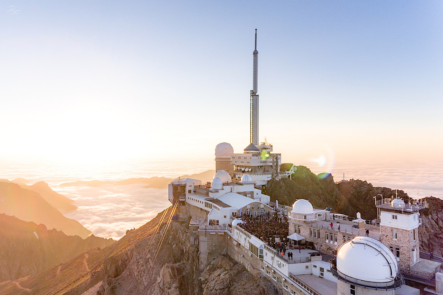 Vue panormaique sur la chaine des pyrénées avec un couhé du soleil à partir de l'observatoire du pic du midi