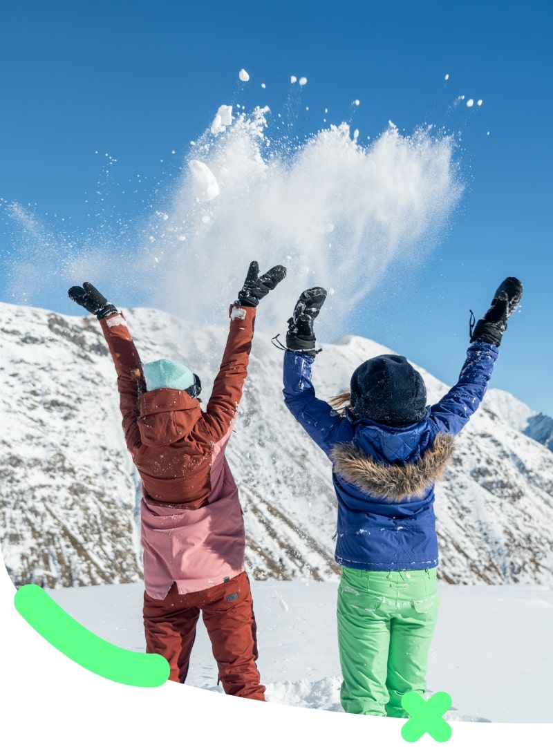 Des skieuses contente d'être dans la neige