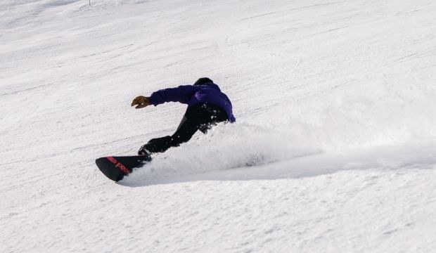 snowboardeur-neige