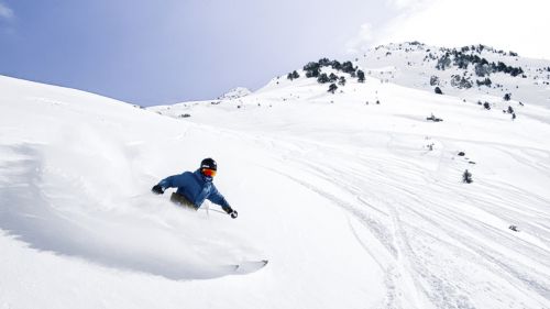 skieur-slash-neige-pyrenees-neige
