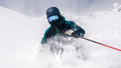 piste-noire-skieur-poudreuse