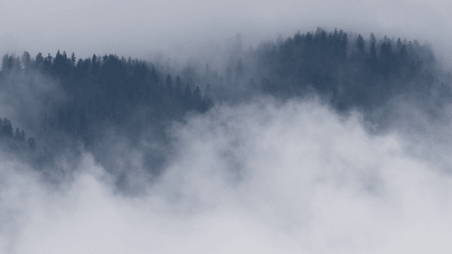 Nuages sombres d'un orage dans les Pyrénées