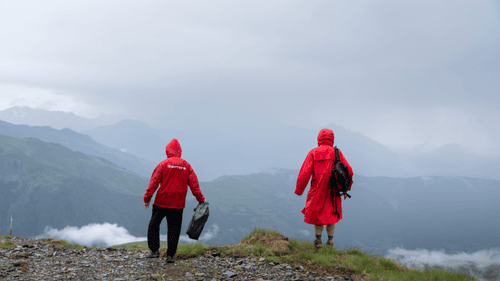 Comment réagir face à un orage en montagne : gestes de sécurité et techniques de survie