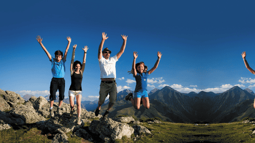 Famille heureuse en vacances dans les Pyrénées