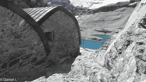 Refuge de Tuquerouye en haut d’une brèche surplombant le lac des Gloriettes