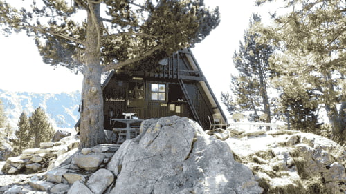 Refuge de Bastan au bord du lac dans le massif du Néouvielle