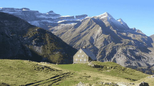 Refuge des Espuguettes avec vue sur le Cirque de Gavarnie