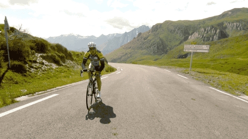 Cycliste seule sur le col du Soulor