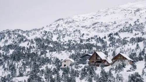 village-pyrenees-hiver