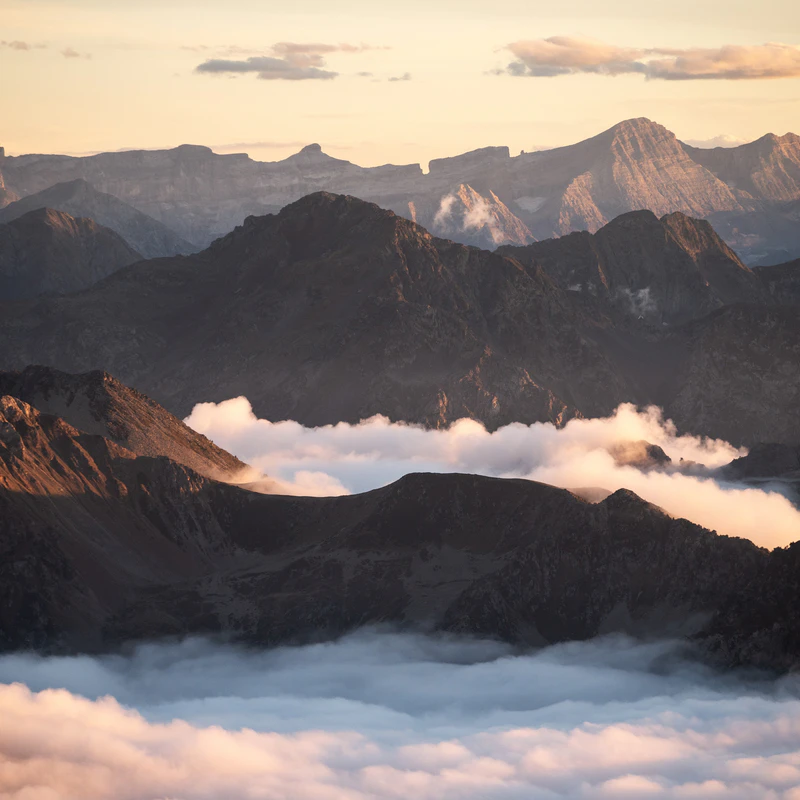 Pic du Midi - lever de soleil sur les Pyrénées