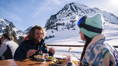 couple-diner-station-ski