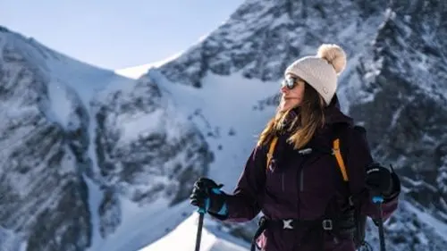 femme-randonnee-hiver-pyrenees