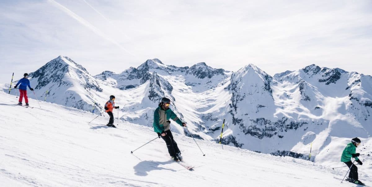 groupe de skieurs au printemps skieurs printemps pyrenees