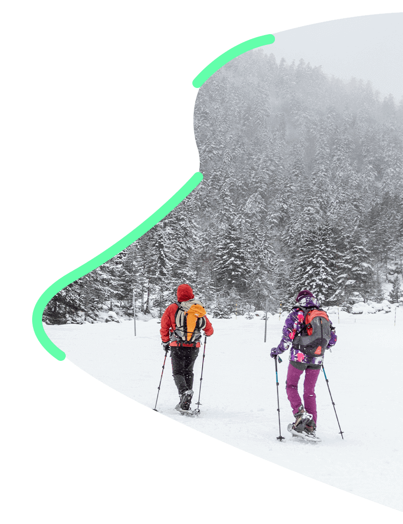 deux skieurs devant forêt enneigée bons plans pyrenees