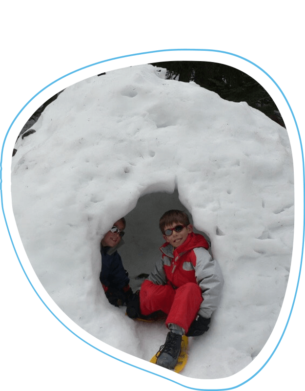 enfant construction d'igloo caminando à cauterets construction igloo caminando