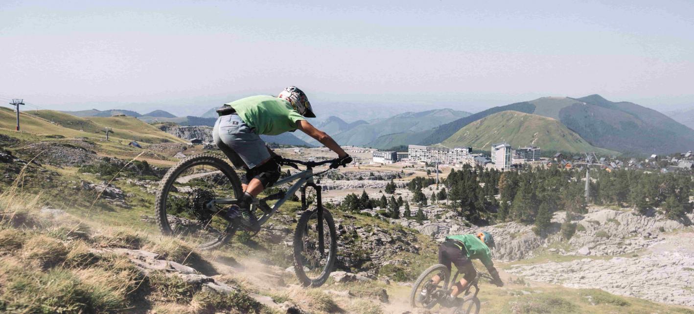 deux vététistes en descente  bike parks pyrenees
