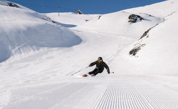 skieur sur piste à luz ardiden presentation station luz ardiden