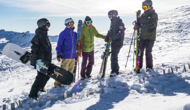 snowboardeurs-skieurs-ski