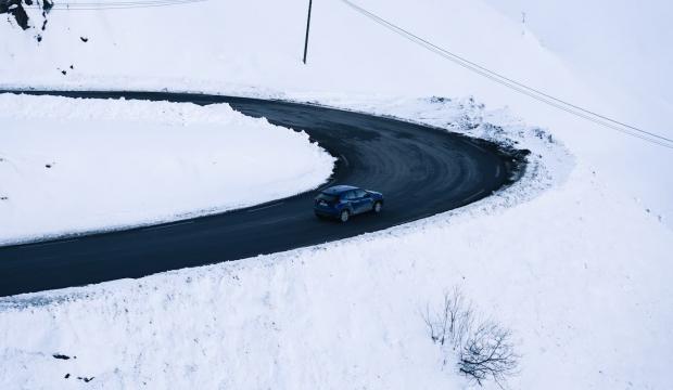 voiture route enneigee