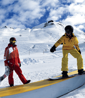deux personnes en train de faire du freestyle sur un module snowpark grand tourmalet