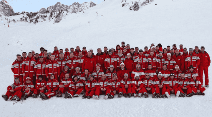 photo de groupe de moniteurs esf dans la neige