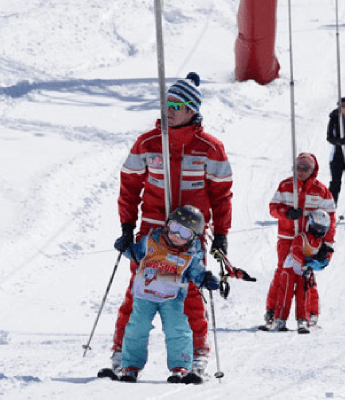 moniteur esf avec enfant sur tire fesse 
